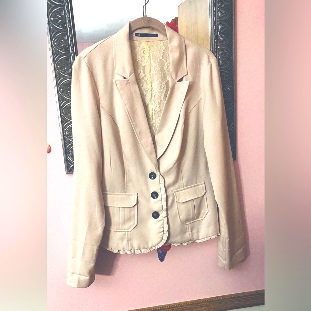 Women’s size large cream colored blazer.